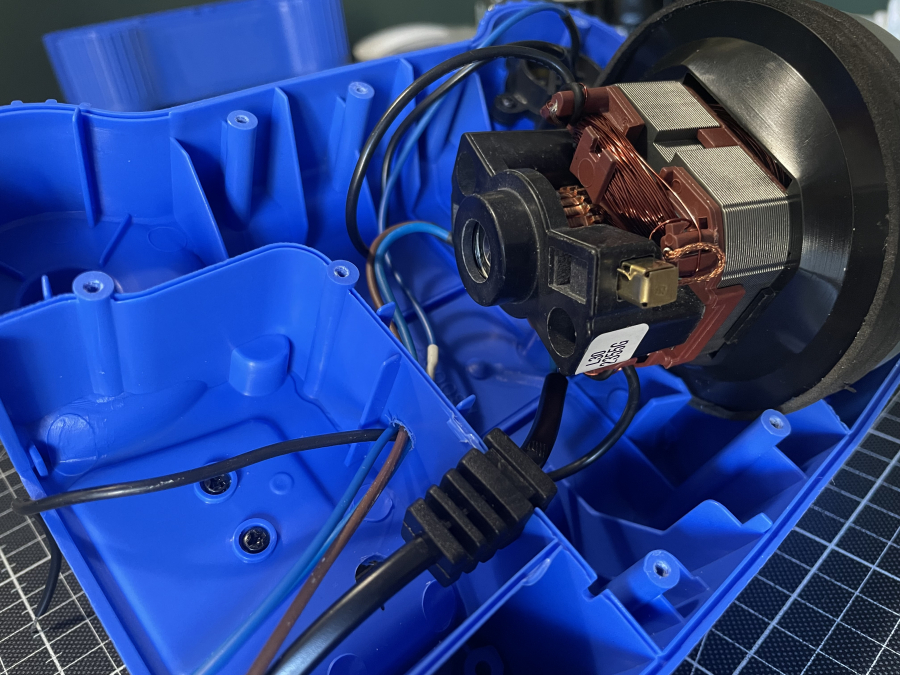 Motor mit neuer Verkabelung und Durchbruch ins Kabeltürchen